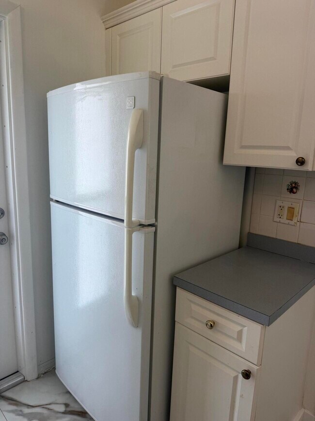 Building Photo - 1100 Pine Dr