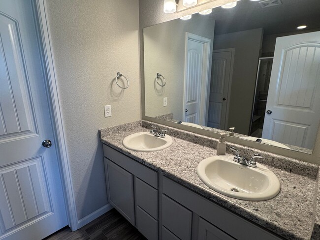 Building Photo - Newer and Spacious 3 Bedroom Townhome