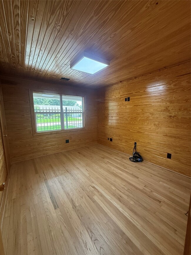 Building Photo - 902 Hidden Valley Dr