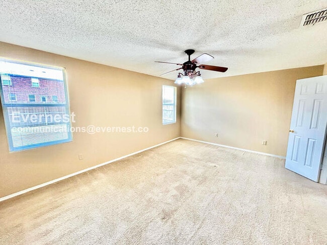 Building Photo - 4 Bed, 2 Bath Home with Fenced Yard & Garage / Available Now!