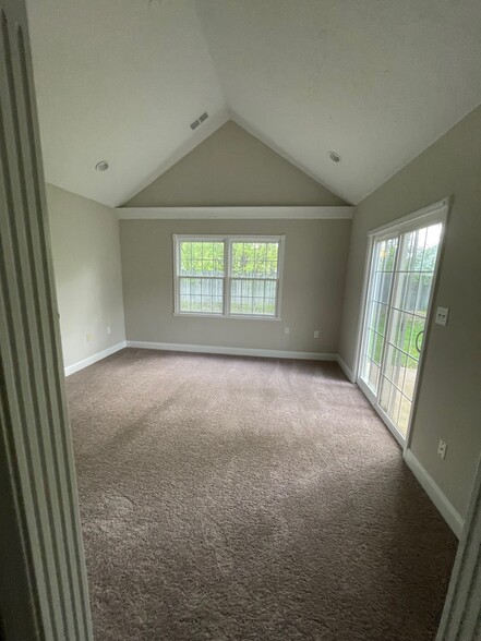 Building Photo - 10755 Ruckle St