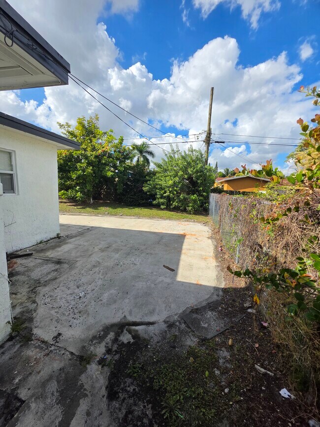 Building Photo - 681 SW 29th Ter