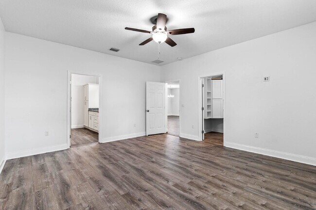 Building Photo - Spacious 4-Bed / 2-Bath Home with 3-Car Garage in Apopka with Modern Touches!