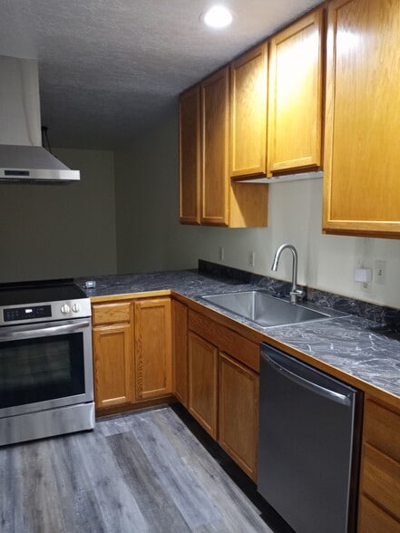 Kitchen with lots of cupboards - 1605 Cedar St