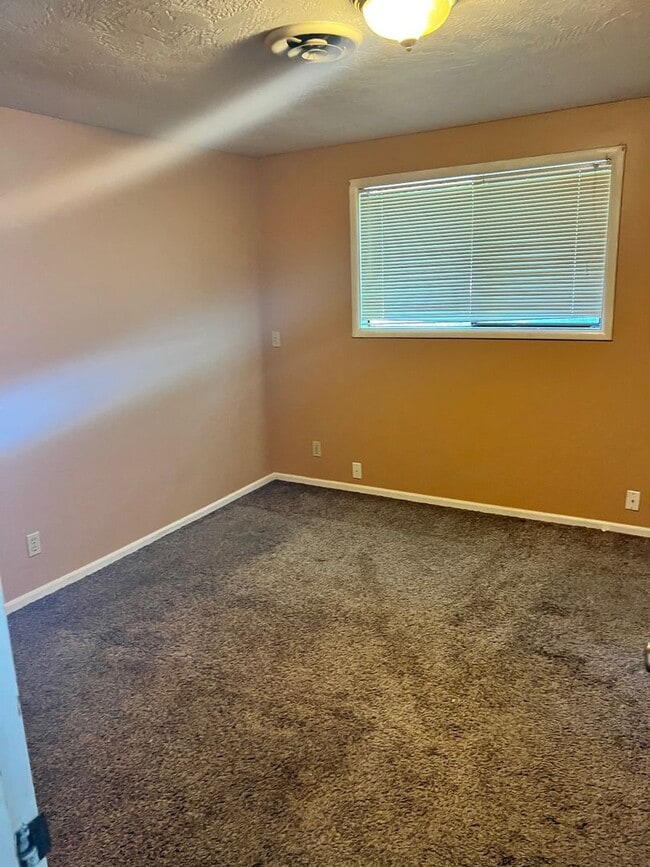 Building Photo - 3 Bed, 2 bath house located in Eugene