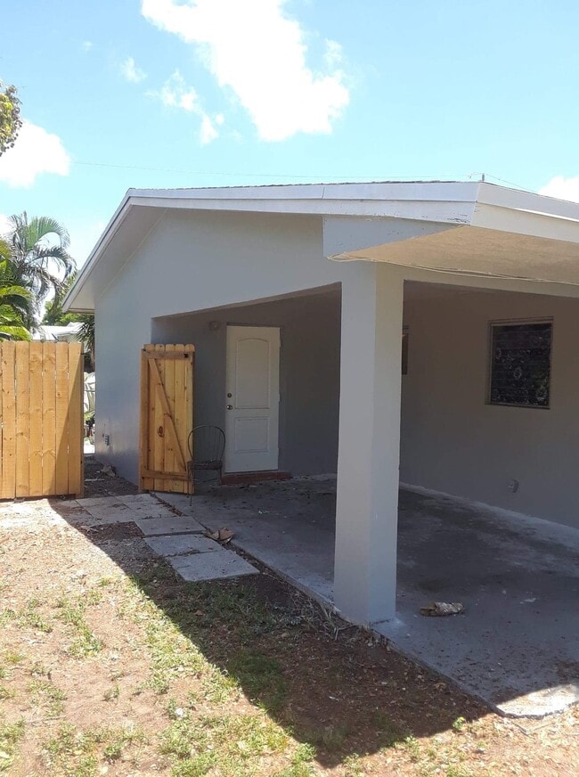 Building Photo - 223 SW 14th Pl