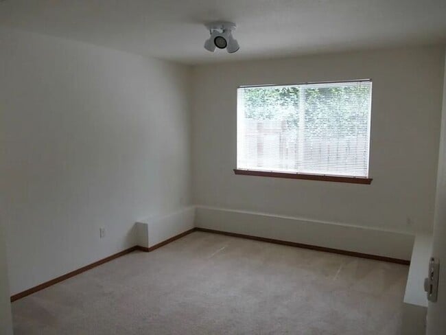 Building Photo - Spacious 3 Bedroom 2 Bathroom Duplex in Beautiful Bonney Lake!