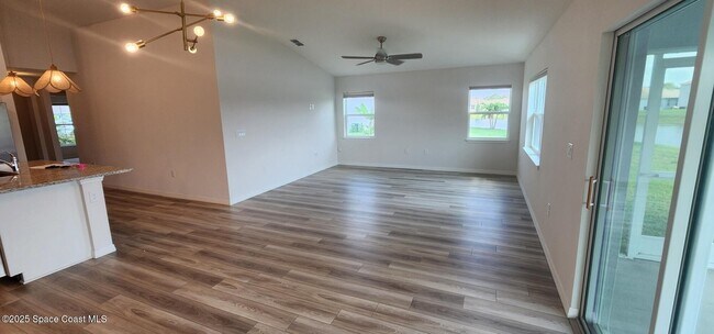Building Photo - 586 Cooper Ct