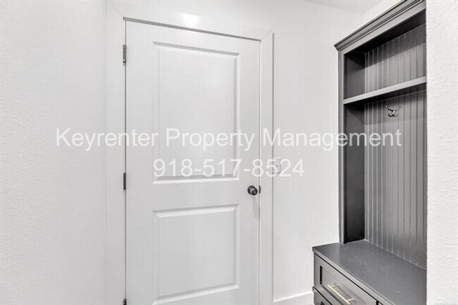 Building Photo - 7104 S Kalanchoe Ave