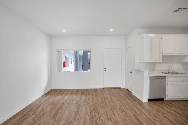 Building Photo - 10823 Hortense St