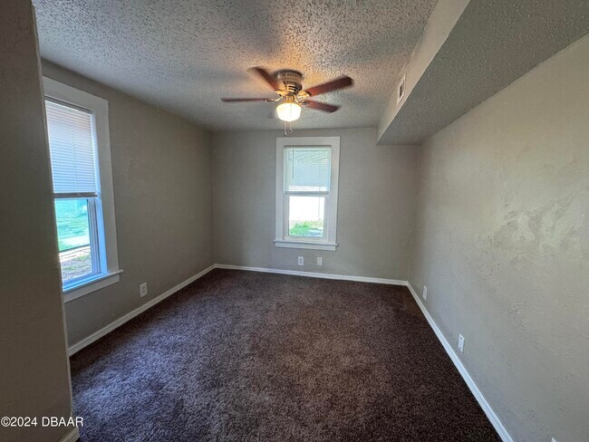 Building Photo - 1304 Holly Ave