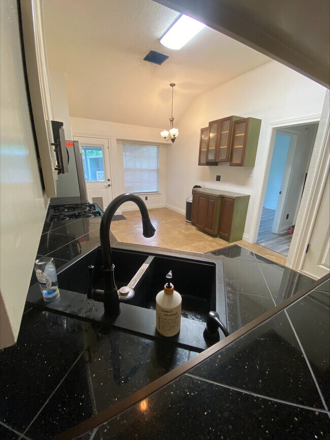 Building Photo - 702 Spring Hollow Dr