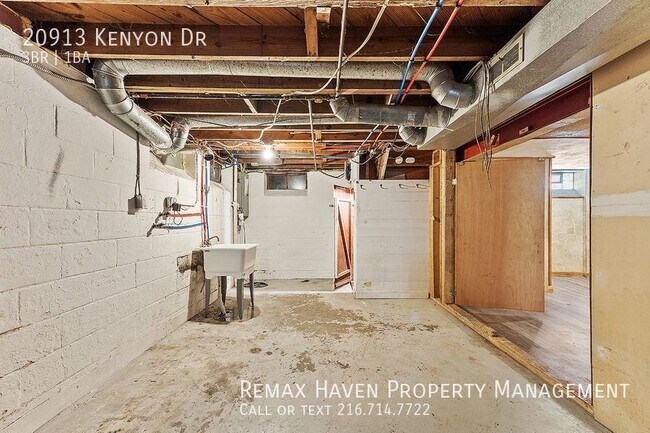 Building Photo - 20913 Kenyon Dr, Maple Hts - Spacious, Jus...