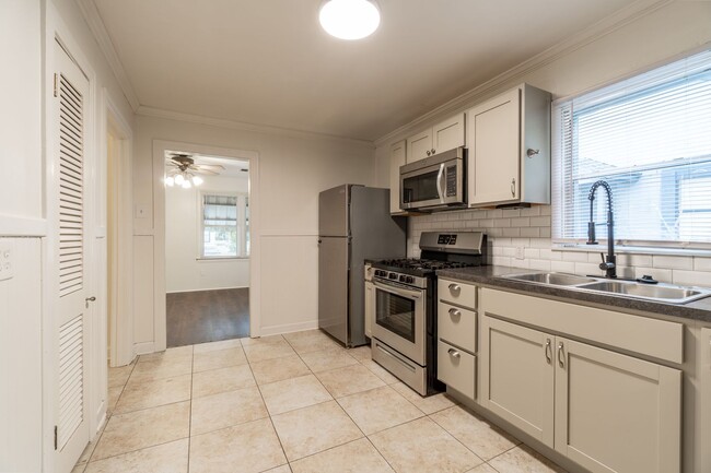 Building Photo - * Move-In Special - Half Off First Month's Rent * Fully Remodeled Home on a Cul-de-Sac - 2 Bed, 1...
