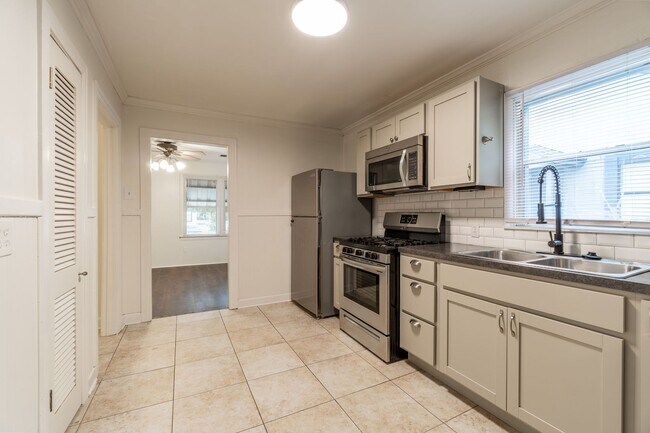 Building Photo - * Move-In Special * Fully Remodeled Home o...