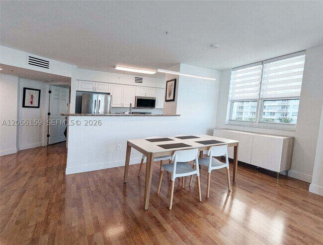 Building Photo - 1155 Brickell Bay Dr