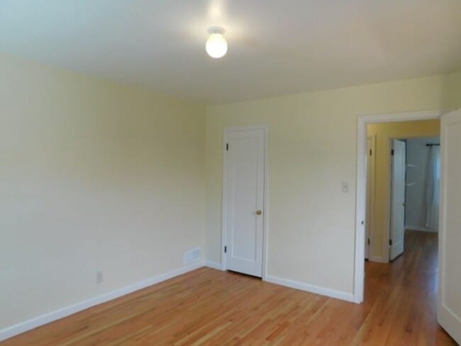 Building Photo - 3Bd/1Ba Two Story House w/ Basement - Avai...