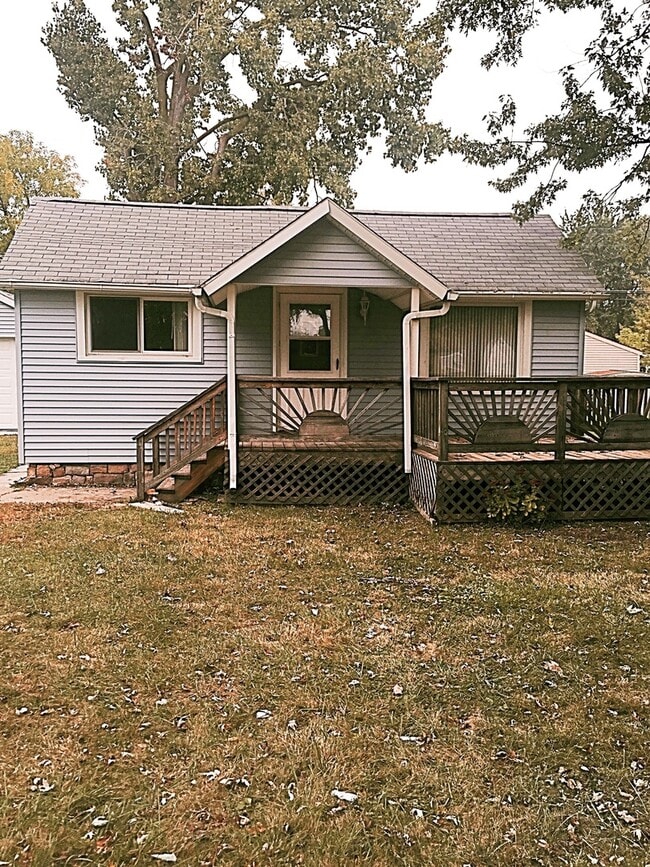 Primary Photo - 2 bedroom/ 1 bathroom ranch with porch on double lot available!