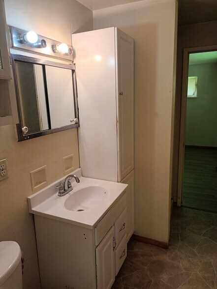 Building Photo - 5891 Beecham Dr