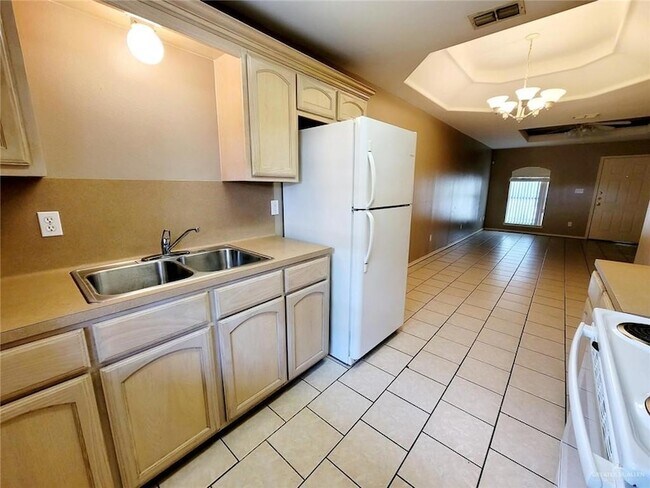 Building Photo - 2402 Tahiti Dr