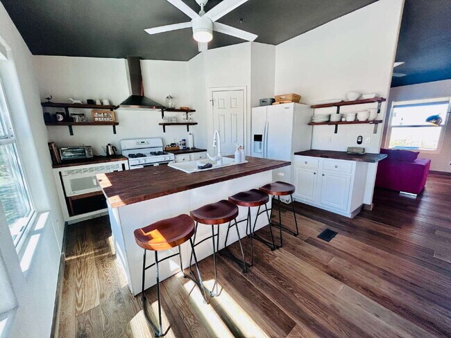 Building Photo - Updated 3 bd, 2 ba on 1.98 Acres with Hot Tub!