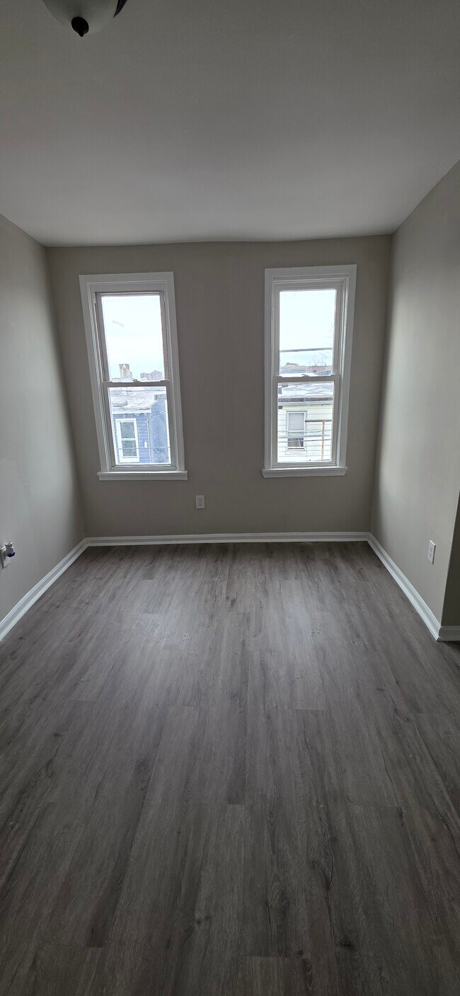 Building Photo - 512 N Curley St