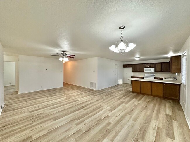 Building Photo - 805 Hickory St