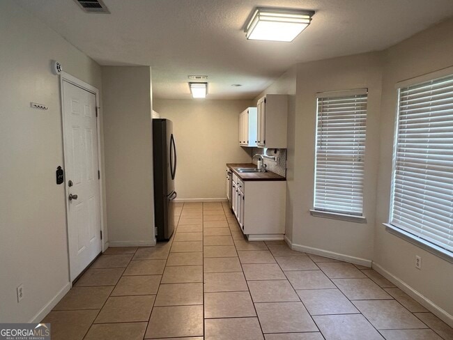 Building Photo - 205 Royal Pines Way