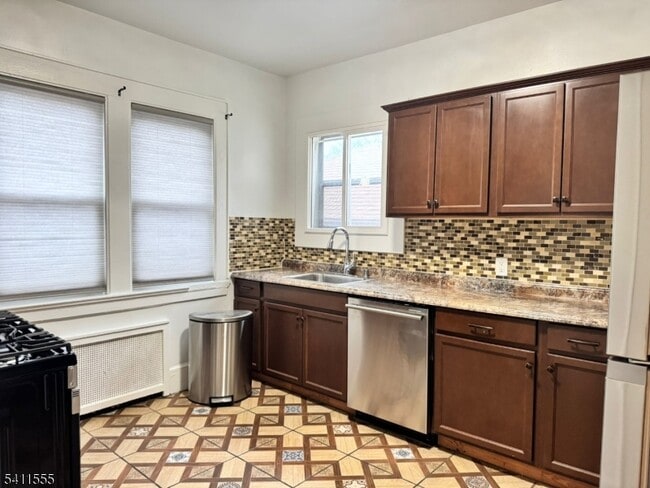 Building Photo - 401 E 39th St