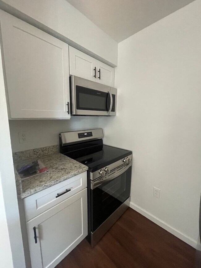 Building Photo - TOP FLOOR CONDO WITH ONE BEDROOM, DEN WITH...