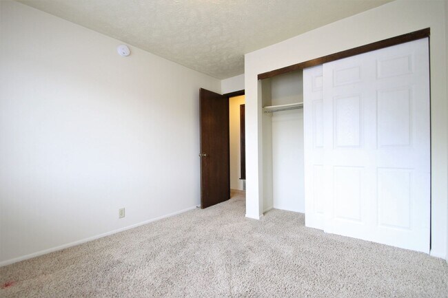 Building Photo - 2 Bedroom / 1 Bath Apartment