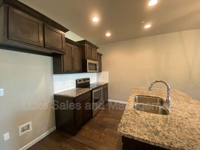 Building Photo - 749 SW 14th St