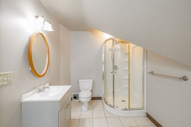 Building Photo - 1668 Oregon St