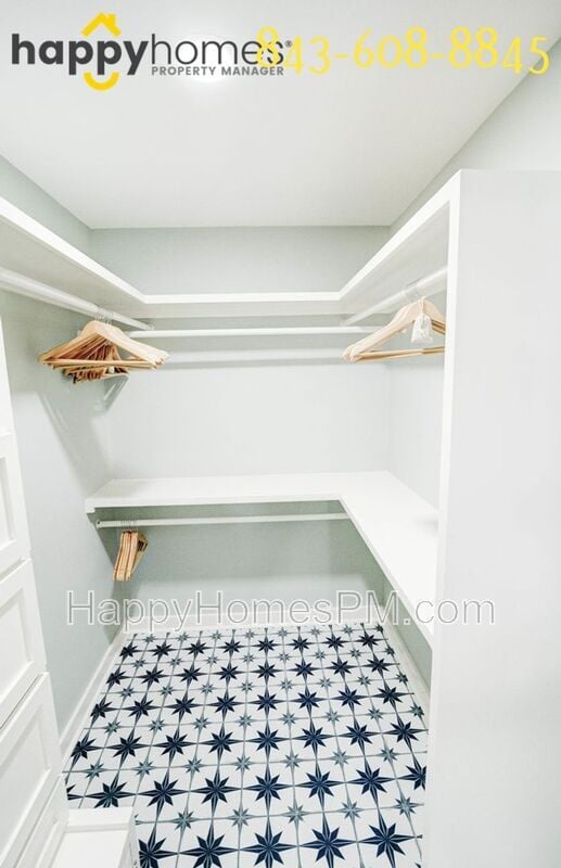 Building Photo - 2011 N Hwy 17