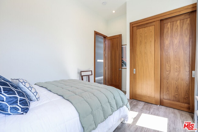 Building Photo - 912 N Crescent Heights Blvd