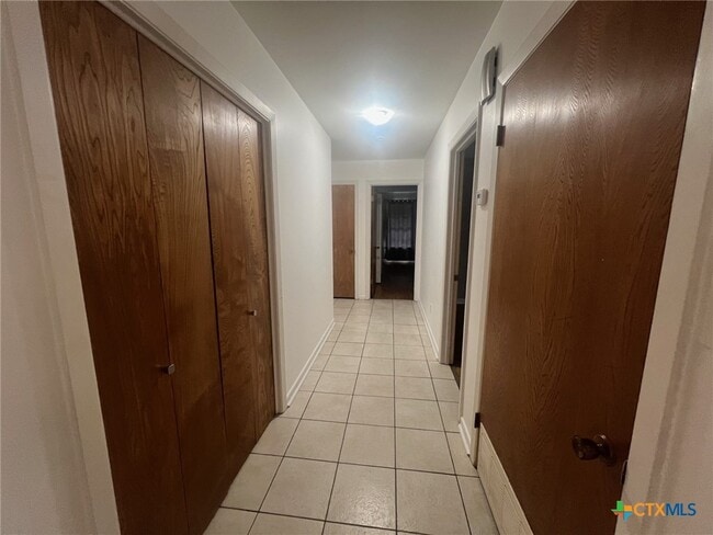 Building Photo - 943 S Pecan Ave