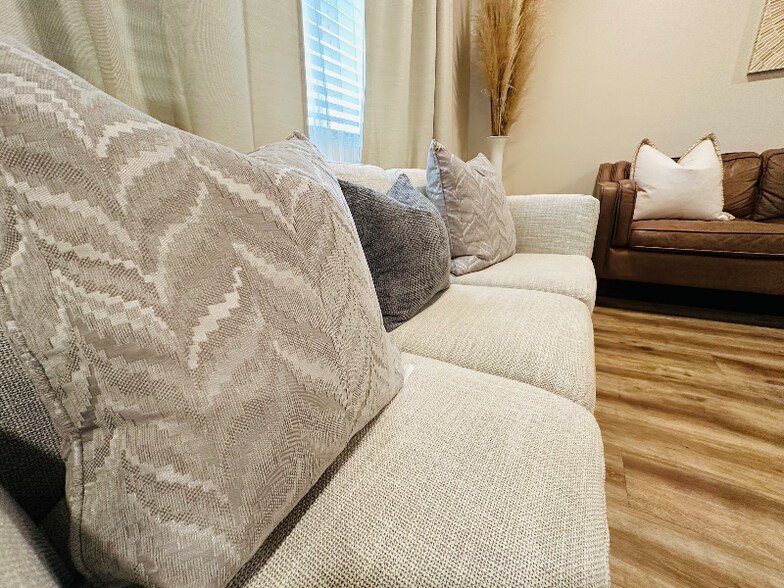 Building Photo - 1647 N Lake Ave