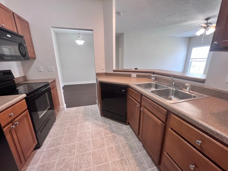 Building Photo - 3020 E Stillwater Lndg