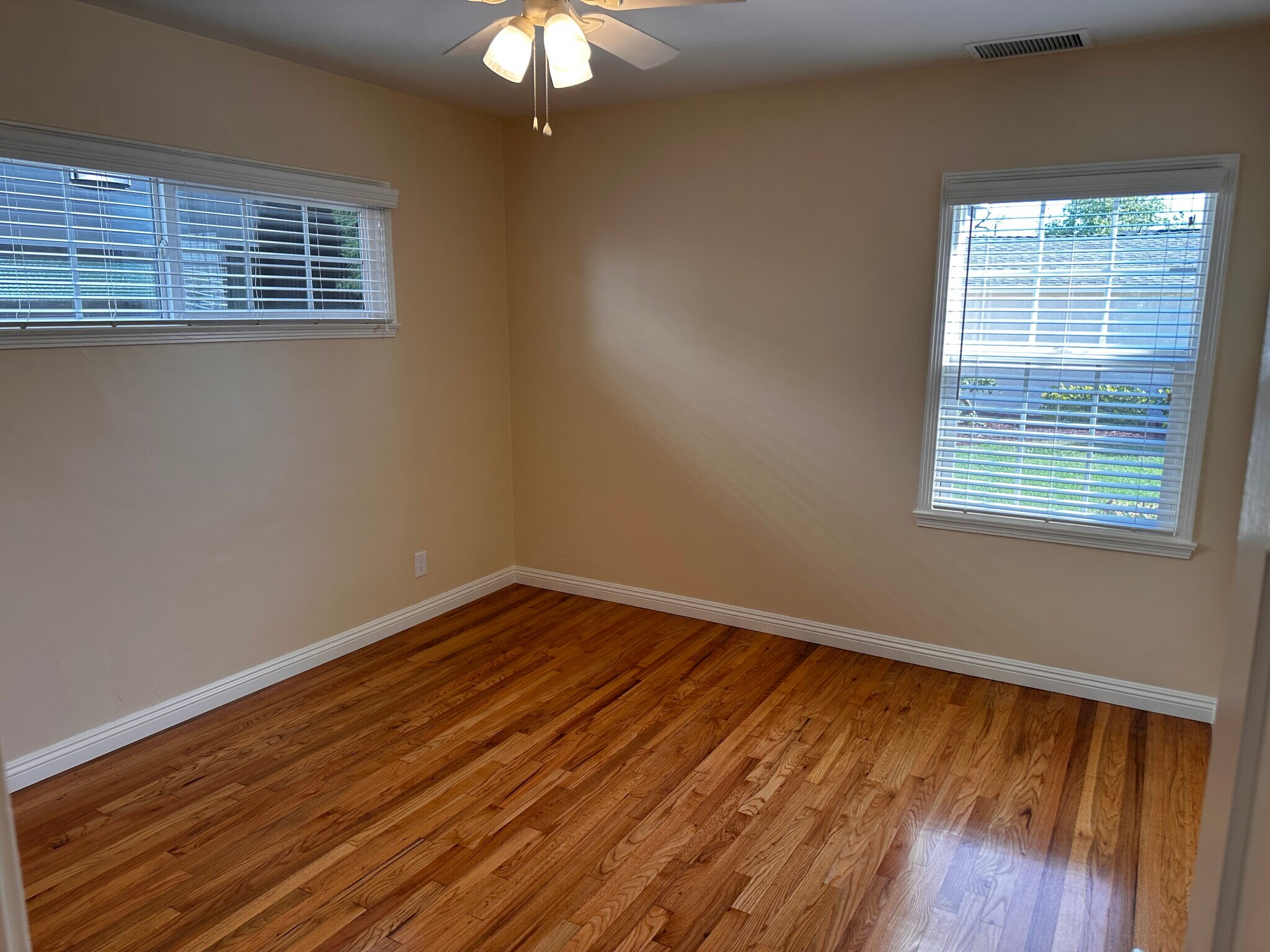 Building Photo - 5818 E Scrivener St