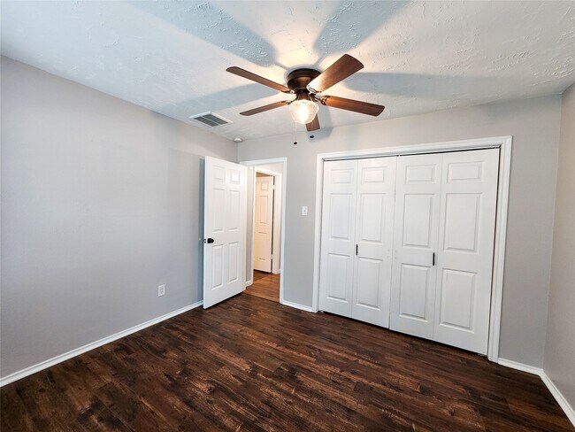 Building Photo - 2118 Creston Dr