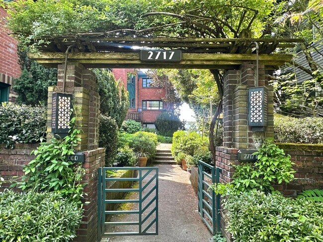 Building Photo - Charming 1 bed condo in desired Eastlake! ...