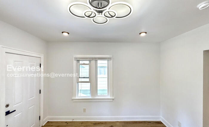 Building Photo - 1442 Hamlet St