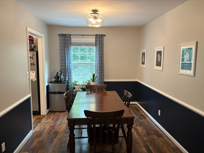 Building Photo - Close to Stonefield Shopping, UVA and walk...