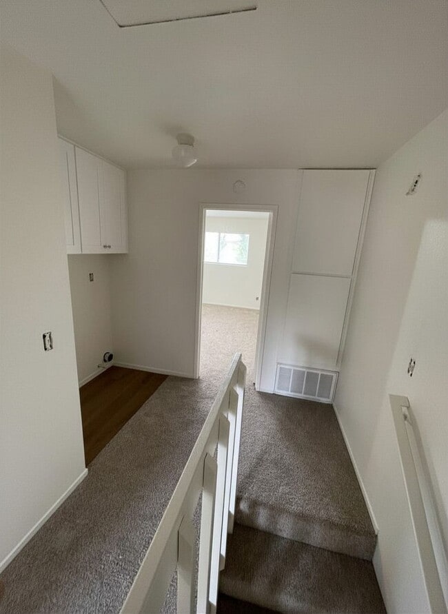 Building Photo - Charming Townhouse (2 Bed / 1.5 Bath)