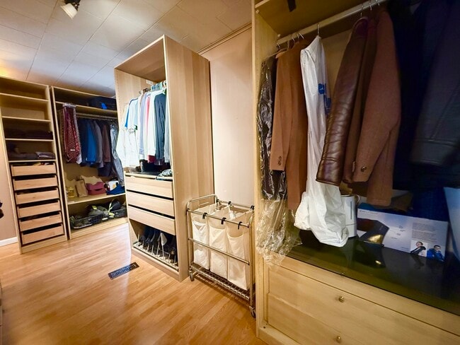 Building Photo - 2909 Oakton St