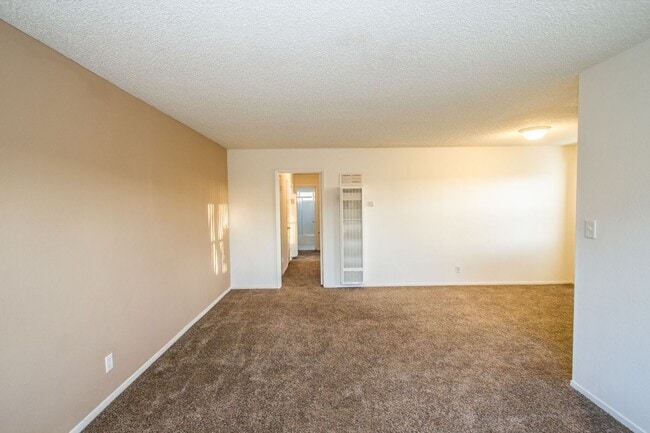 Building Photo - Charming Light Filled Ventura 2 Bd Cottage...