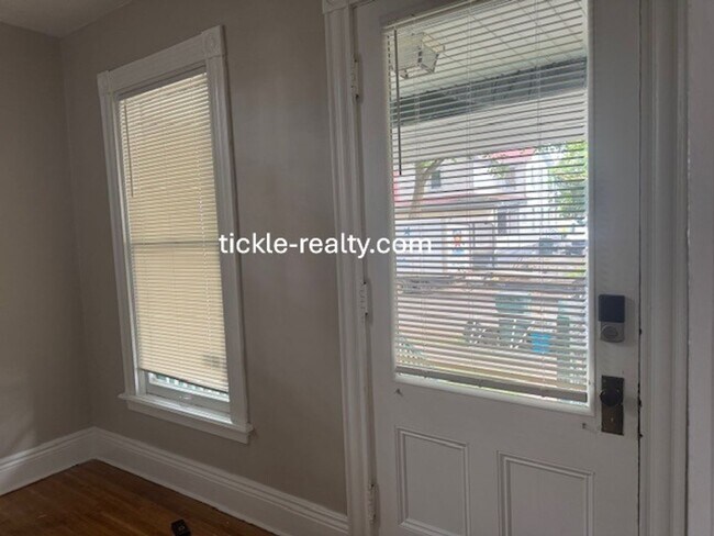 Building Photo - Large 4 Bedroom 2 Bath Single Family Home!...