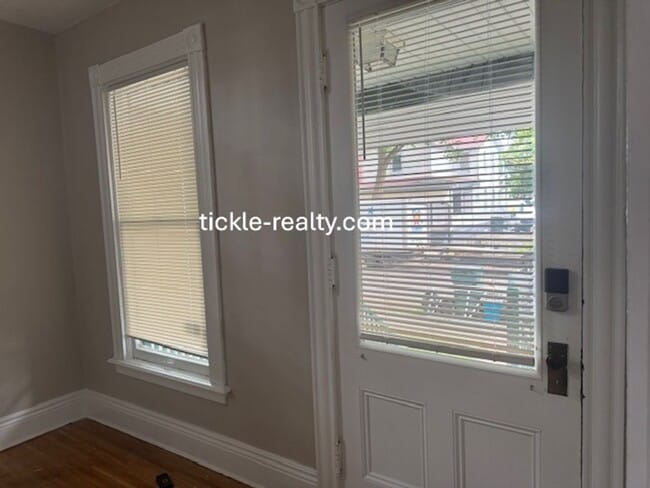 Building Photo - Large 5 Bedroom 2 Bath Single Family Home!...