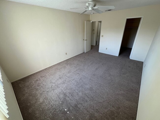 Building Photo - Gated Community, Large 2 bedroom 1 bath Co...