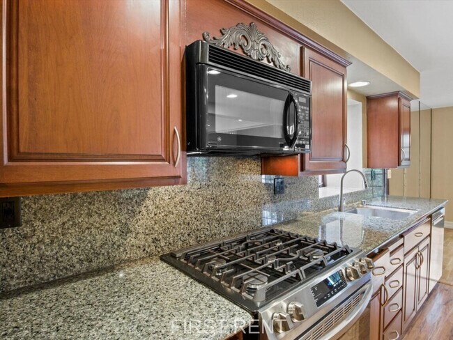 Building Photo - 8642 Villa La Jolla Dr